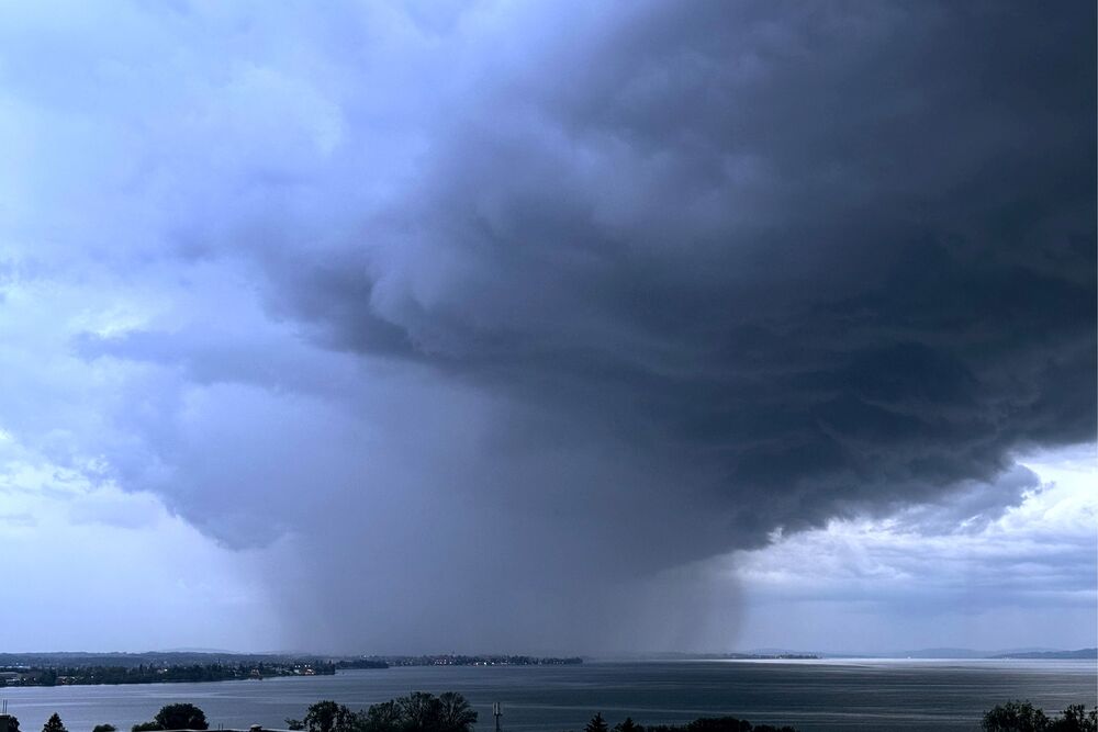 Am 31.5.2026 überquerte eine Gewitterzelle den Bodensee (Standort Rorschacherberg SG). (Foto: Andreas Walker)